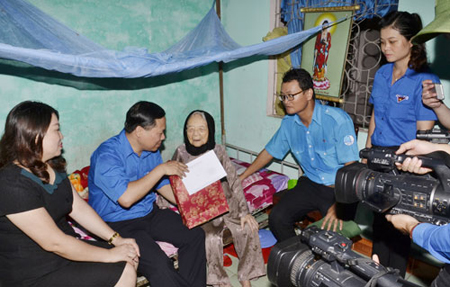 Đại diện Ban tổ chức thăm hỏi Mẹ Việt Nam Anh hùng trên địa bàn huyện Điện Bàn.